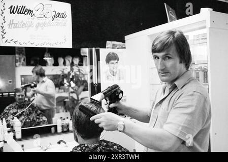 Friseur Koersel, Friseure und Friseursalons, 10.09.1979, Whizgle Dutch News: Historische Bilder zugeschnitten auf die Zukunft. Erkunden Sie die Vergangenheit der Niederlande mit modernen Perspektiven durch Bilder von niederländischen Agenturen. Verbinden der Ereignisse von gestern mit den Erkenntnissen von morgen. Begeben Sie sich auf eine zeitlose Reise mit Geschichten, die unsere Zukunft prägen. Stockfoto