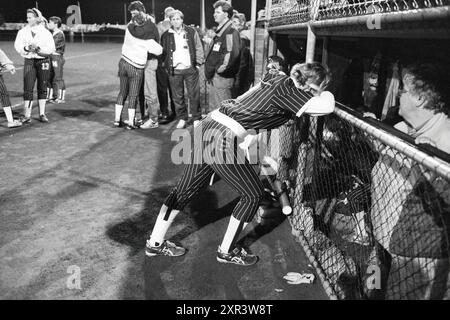 Frauen-Softball-Spiel Terrasvogels - Santpoort Against HCAW-Bussum, Santpoort, 00-00-1980, Whizgle Dutch News: Historische Bilder für die Zukunft. Erkunden Sie die Vergangenheit der Niederlande mit modernen Perspektiven durch Bilder von niederländischen Agenturen. Verbinden der Ereignisse von gestern mit den Erkenntnissen von morgen. Begeben Sie sich auf eine zeitlose Reise mit Geschichten, die unsere Zukunft prägen. Stockfoto