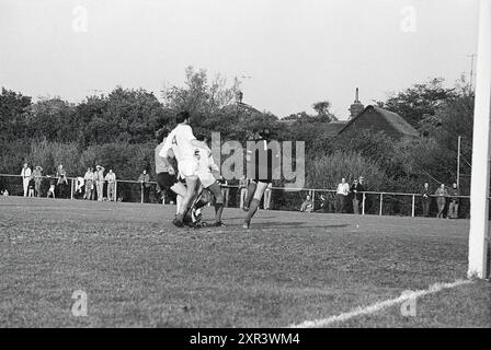 Football Match, 00-00-1972, Whizgle Dutch News: Historische Bilder für die Zukunft. Erkunden Sie die Vergangenheit der Niederlande mit modernen Perspektiven durch Bilder von niederländischen Agenturen. Verbinden der Ereignisse von gestern mit den Erkenntnissen von morgen. Begeben Sie sich auf eine zeitlose Reise mit Geschichten, die unsere Zukunft prägen. Stockfoto