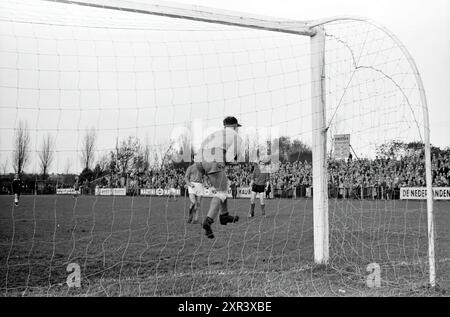 Fußballspiel EDO, Haarlem, Niederlande, Whizgle Dutch News: Historische Bilder für die Zukunft. Erkunden Sie die Vergangenheit der Niederlande mit modernen Perspektiven durch Bilder von niederländischen Agenturen. Verbinden der Ereignisse von gestern mit den Erkenntnissen von morgen. Begeben Sie sich auf eine zeitlose Reise mit Geschichten, die unsere Zukunft prägen. Stockfoto