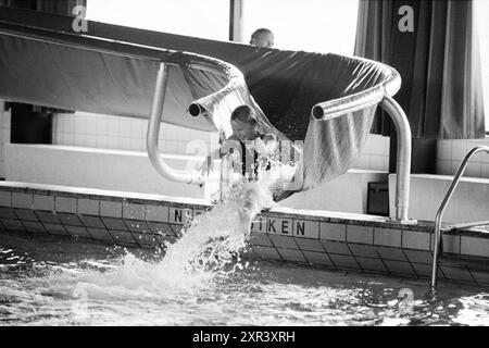 Schwimmbad mit Wasserrutsche, 06-09-1983, Whizgle Dutch News: Historische Bilder für die Zukunft. Erkunden Sie die Vergangenheit der Niederlande mit modernen Perspektiven durch Bilder von niederländischen Agenturen. Verbinden der Ereignisse von gestern mit den Erkenntnissen von morgen. Begeben Sie sich auf eine zeitlose Reise mit Geschichten, die unsere Zukunft prägen. Stockfoto