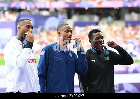 August 2024; Olympische Spiele in Paris, Stade de France Paris, Frankreich, 13. Tag; Leichtathletik, 400-m-Finale für Herren, HALL Quincy aus den Vereinigten Staaten von Amerika erhält die Goldmedaille, HUDSON-SMITH Matthew aus Großbritannien die Silbermedaille und SAMUKONGA Muzala aus Sambia die Bronzemedaille Credit: Action Plus Sports Images/Alamy Live News Stockfoto