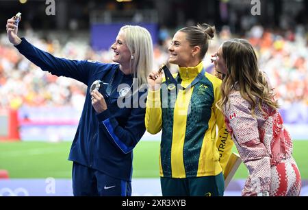8. August 2024; Olympische Spiele in Paris, Stade de France Paris, Frankreich, Tag 13; Athletik, Medaillenzeremonie für Frauen Pole Vault, Nina KENNEDY aus Australien erhält die Goldmedaille, Katie MOON aus den USA das Silber und Alysha Newman aus Kanada die Bronze Credit: Action Plus Sports Images/Alamy Live News Stockfoto