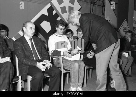 Mahlzeit- und Preisverteilung H.S.T., HST, 28-01-1990, Whizgle Dutch News: Historical Images Tailored for the Future. Erkunden Sie die Vergangenheit der Niederlande mit modernen Perspektiven durch Bilder von niederländischen Agenturen. Verbinden der Ereignisse von gestern mit den Erkenntnissen von morgen. Begeben Sie sich auf eine zeitlose Reise mit Geschichten, die unsere Zukunft prägen. Stockfoto