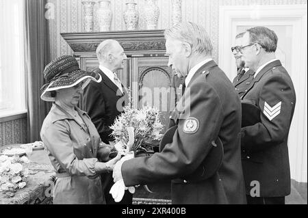 Abschied Bürgermeister Nawijn Juwel. Zandvoort, Bürgermeister, 30-06-1977, Whizgle Dutch News: Historische Bilder zugeschnitten auf die Zukunft. Erkunden Sie die Vergangenheit der Niederlande mit modernen Perspektiven durch Bilder von niederländischen Agenturen. Verbinden der Ereignisse von gestern mit den Erkenntnissen von morgen. Begeben Sie sich auf eine zeitlose Reise mit Geschichten, die unsere Zukunft prägen. Stockfoto