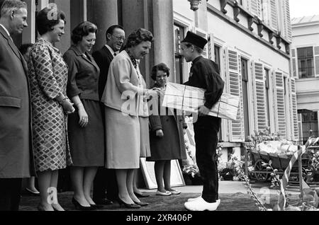 Birthday her Majesty the Queen Juliana, Royal Birthdays, 01-05-1961, Whizgle Dutch News: Historical Images Tailored for the Future. Erkunden Sie die Vergangenheit der Niederlande mit modernen Perspektiven durch Bilder von niederländischen Agenturen. Verbinden der Ereignisse von gestern mit den Erkenntnissen von morgen. Begeben Sie sich auf eine zeitlose Reise mit Geschichten, die unsere Zukunft prägen. Stockfoto