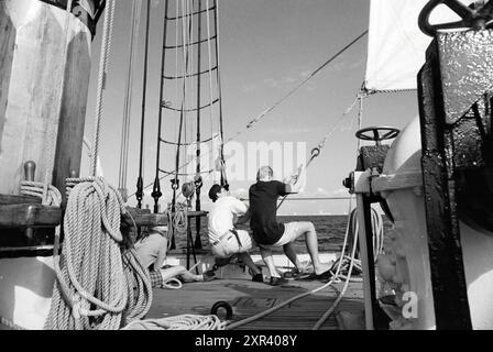 Segeltour mit dem Schoner Te Vega, Scheveningen, 15-08-1990, Whizgle Dutch News: Historische Bilder zugeschnitten auf die Zukunft. Erkunden Sie die Vergangenheit der Niederlande mit modernen Perspektiven durch Bilder von niederländischen Agenturen. Verbinden der Ereignisse von gestern mit den Erkenntnissen von morgen. Begeben Sie sich auf eine zeitlose Reise mit Geschichten, die unsere Zukunft prägen. Stockfoto