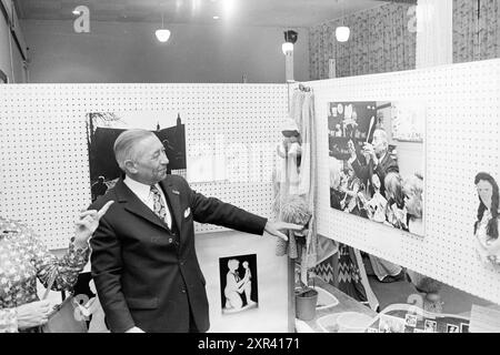 Man enthüllt ein Foto von sich selbst mit Kleinkindern auf der Ausstellung, 20. 10. 1971, Whizgle Dutch News: Historical Images Tailored for the Future. Erkunden Sie die Vergangenheit der Niederlande mit modernen Perspektiven durch Bilder von niederländischen Agenturen. Verbinden der Ereignisse von gestern mit den Erkenntnissen von morgen. Begeben Sie sich auf eine zeitlose Reise mit Geschichten, die unsere Zukunft prägen. Stockfoto