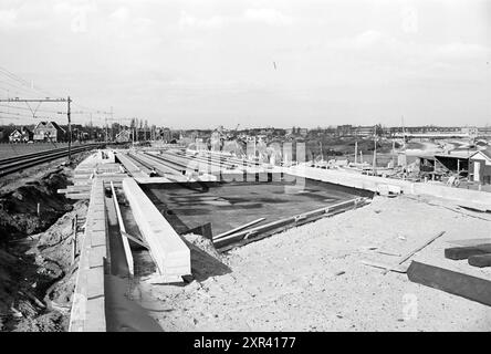 Bau des nördlichen Teils des westlichen Randweges zwischen der Bahn und Kleverlaan. Bau von Hochgleis und Viadukten über der neuen Straße, Haarlem, Westelijke Randweg, Niederlande, Whizgle Dutch News: Historische Bilder zugeschnitten auf die Zukunft. Erkunden Sie die Vergangenheit der Niederlande mit modernen Perspektiven durch Bilder von niederländischen Agenturen. Verbinden der Ereignisse von gestern mit den Erkenntnissen von morgen. Begeben Sie sich auf eine zeitlose Reise mit Geschichten, die unsere Zukunft prägen. Stockfoto