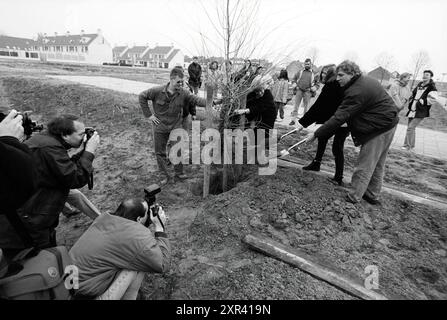 Tree Planting by Actors Good Times Bad Times, 05-02-1992, Whizgle Dutch News: Historical Images Tailored for the Future. Erkunden Sie die Vergangenheit der Niederlande mit modernen Perspektiven durch Bilder von niederländischen Agenturen. Verbinden der Ereignisse von gestern mit den Erkenntnissen von morgen. Begeben Sie sich auf eine zeitlose Reise mit Geschichten, die unsere Zukunft prägen. Stockfoto