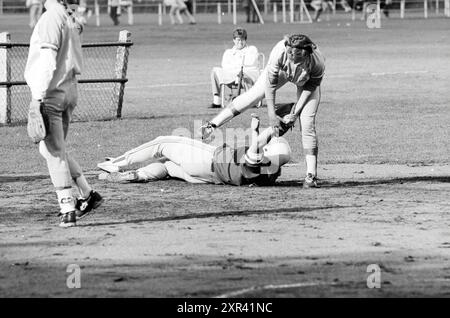 Softball: Bloemendaal-Sparks, Bloemendaal, 28-08-1992, Whizgle Dutch News: Historische Bilder zugeschnitten auf die Zukunft. Erkunden Sie die Vergangenheit der Niederlande mit modernen Perspektiven durch Bilder von niederländischen Agenturen. Verbinden der Ereignisse von gestern mit den Erkenntnissen von morgen. Begeben Sie sich auf eine zeitlose Reise mit Geschichten, die unsere Zukunft prägen. Stockfoto