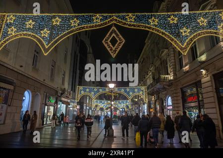 Bild der Belgrader Weihnachtsdekoration auf der Kneza Mihailova (knez mihailo) Straße bei Nacht mit einer Menge Fußgänger zu Fuß in Belgrad, Stockfoto