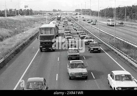 Verkehrsstau für Schiphol-Tunnel (Südseite), Menschenmassen, Straßen, Straßenbau, Straßenbau, 14-11-1983, Whizgle Dutch News: Historical Images Tailored for the Future. Erkunden Sie die Vergangenheit der Niederlande mit modernen Perspektiven durch Bilder von niederländischen Agenturen. Verbinden der Ereignisse von gestern mit den Erkenntnissen von morgen. Begeben Sie sich auf eine zeitlose Reise mit Geschichten, die unsere Zukunft prägen. Stockfoto