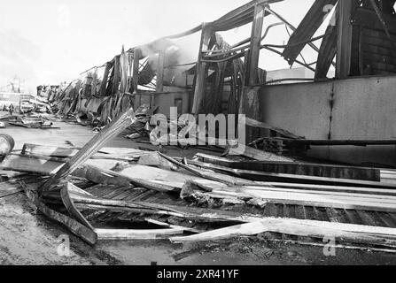 Feuer + Ruinen der Lampenfabrik Cruquius, Feuer, Feuerwehr, Cruquius, 10-02-1981, Whizgle Dutch News: historische Bilder für die Zukunft. Erkunden Sie die Vergangenheit der Niederlande mit modernen Perspektiven durch Bilder von niederländischen Agenturen. Verbinden der Ereignisse von gestern mit den Erkenntnissen von morgen. Begeben Sie sich auf eine zeitlose Reise mit Geschichten, die unsere Zukunft prägen. Stockfoto