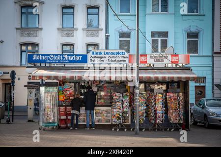 Dieses Bild zeigt einen Kiosk in Köln, in dem Zeitungen, Zeitschriften und Tabakwaren verkauft werden. Die Szene repräsentiert die lebendige Presse und Medien Stockfoto