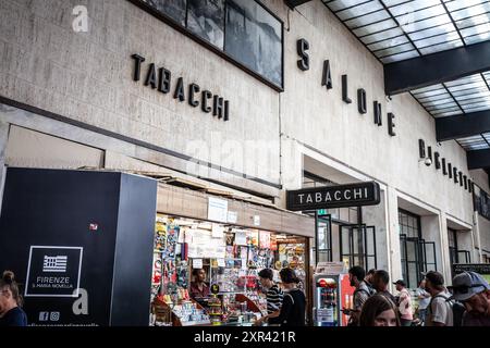 Italienischer Tabakhändler (Tabacchi) im Bahnhof Santa Maria Novella in Florenz. Das Geschäft bietet typisch italienische Schilder, die die Mischung aus TRA widerspiegeln Stockfoto