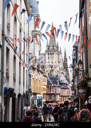 Vannes, Frankreich: 6. August 2024: Historische Hauptstraße in der Stadt Vannes in der französischen Bretagne Stockfoto