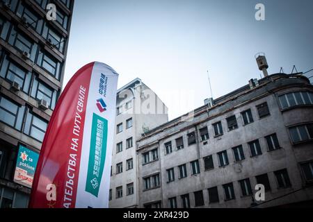 Dieses Bild zeigt die Logos der Beijing Urban Construction Group und Power China, die im Stadtzentrum von Belgrad sichtbar sind. Die Szene illu Stockfoto