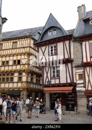 Vannes, Frankreich: 6. August 2024: Fassaden in den Altstadtstraßen von Vannes, Französisch-Bretagne, Frankreich Stockfoto