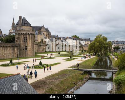 Vannes, Frankreich: 6. August 2024: Mauern und Gärten der Stadt Vannes in der französischen Bretagne Stockfoto