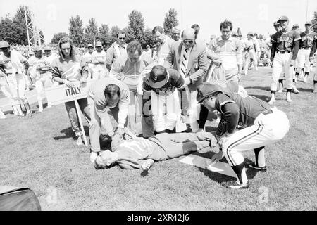 Spieler unwohl während der Eröffnung der Baseball-Weltmeisterschaft, 19.-07. 1986, Whizgle Dutch News: Historical Images Tailored for the Future. Erkunden Sie die Vergangenheit der Niederlande mit modernen Perspektiven durch Bilder von niederländischen Agenturen. Verbinden der Ereignisse von gestern mit den Erkenntnissen von morgen. Begeben Sie sich auf eine zeitlose Reise mit Geschichten, die unsere Zukunft prägen. Stockfoto