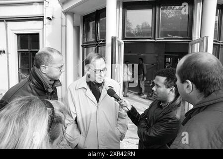 Die Gemeinde Haarlem stoppt die Abriss- und Bauarbeiten der Van der Valk-Gruppe im Café-Restaurant Dreefzicht und versiegelt das Gebäude. Der Besitzer hatte nicht die erforderlichen Genehmigungen für das Nationaldenkmal und hatte die illegale Renovierung trotz früherer Warnungen fortgesetzt., Haarlem, Fonteinlaan, Niederlande, 06-11-1995, Whizgle Dutch News: historische Bilder für die Zukunft. Erkunden Sie die Vergangenheit der Niederlande mit modernen Perspektiven durch Bilder von niederländischen Agenturen. Verbinden der Ereignisse von gestern mit den Erkenntnissen von morgen. Begeben Sie sich auf eine zeitlose Reise mit Geschichten, die reichen Stockfoto