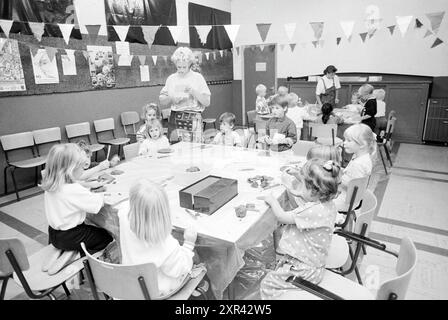 Spieltag für Kinder kulturrat Hillegom, Spiele und Spielzeug, Hillegom, 02-08-1989, Whizgle Dutch News: Historische Bilder zugeschnitten auf die Zukunft. Erkunden Sie die Vergangenheit der Niederlande mit modernen Perspektiven durch Bilder von niederländischen Agenturen. Verbinden der Ereignisse von gestern mit den Erkenntnissen von morgen. Begeben Sie sich auf eine zeitlose Reise mit Geschichten, die unsere Zukunft prägen. Stockfoto