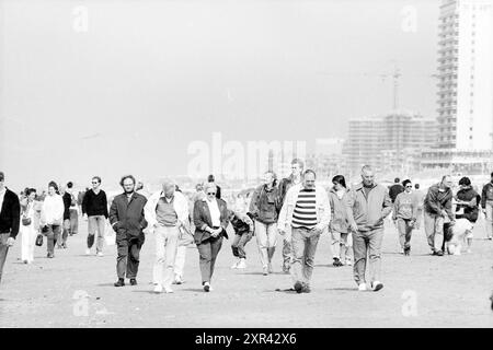 Geschäftiger Strand Zandvoort, geschäftig, Strand und Strände, Zandvoort, Zandvoort, 25-03-1989, Whizgle Dutch News: Historical Images Tailored for the Future. Erkunden Sie die Vergangenheit der Niederlande mit modernen Perspektiven durch Bilder von niederländischen Agenturen. Verbinden der Ereignisse von gestern mit den Erkenntnissen von morgen. Begeben Sie sich auf eine zeitlose Reise mit Geschichten, die unsere Zukunft prägen. Stockfoto