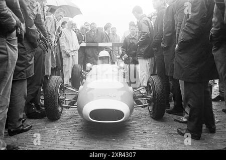 Rennen zwischen Rennwagen auf der Rennstrecke von Zandvoort, Whizgle Dutch News: Historische Bilder für die Zukunft. Erkunden Sie die Vergangenheit der Niederlande mit modernen Perspektiven durch Bilder von niederländischen Agenturen. Verbinden der Ereignisse von gestern mit den Erkenntnissen von morgen. Begeben Sie sich auf eine zeitlose Reise mit Geschichten, die unsere Zukunft prägen. Stockfoto