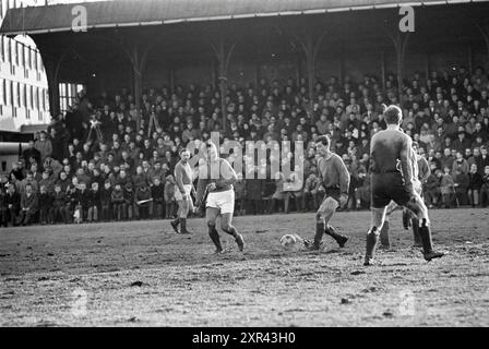 Das Fußballspiel wird zum Wasserballett. Royal HFC Possible Against Old Internationals, Whizgle Dutch News: Historische Bilder für die Zukunft. Erkunden Sie die Vergangenheit der Niederlande mit modernen Perspektiven durch Bilder von niederländischen Agenturen. Verbinden der Ereignisse von gestern mit den Erkenntnissen von morgen. Begeben Sie sich auf eine zeitlose Reise mit Geschichten, die unsere Zukunft prägen. Stockfoto