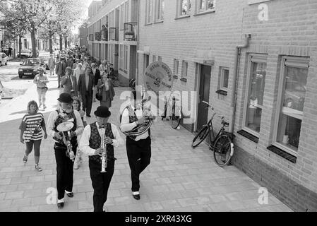 Eröffnung neuer Häuser, Haarlem, Brouwersvaart, Niederlande, 16-06-1993, Whizgle Dutch News: historische Bilder für die Zukunft. Erkunden Sie die Vergangenheit der Niederlande mit modernen Perspektiven durch Bilder von niederländischen Agenturen. Verbinden der Ereignisse von gestern mit den Erkenntnissen von morgen. Begeben Sie sich auf eine zeitlose Reise mit Geschichten, die unsere Zukunft prägen. Stockfoto