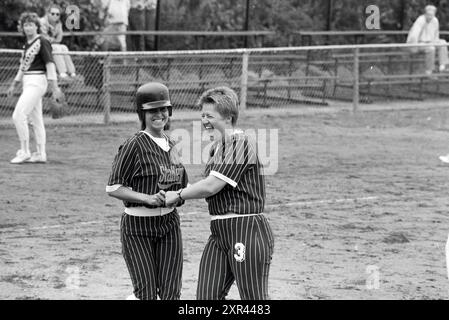 Softball: Terrasvogels - Twins, 19.-08-1990, Whizgle Dutch News: Historical Images Tailored for the Future. Erkunden Sie die Vergangenheit der Niederlande mit modernen Perspektiven durch Bilder von niederländischen Agenturen. Verbinden der Ereignisse von gestern mit den Erkenntnissen von morgen. Begeben Sie sich auf eine zeitlose Reise mit Geschichten, die unsere Zukunft prägen. Stockfoto