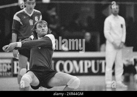 Volleyball Tschechen + Ostdeutsche, Volleyball, 29-03-1990, Whizgle Dutch News: Historische Bilder zugeschnitten auf die Zukunft. Erkunden Sie die Vergangenheit der Niederlande mit modernen Perspektiven durch Bilder von niederländischen Agenturen. Verbinden der Ereignisse von gestern mit den Erkenntnissen von morgen. Begeben Sie sich auf eine zeitlose Reise mit Geschichten, die unsere Zukunft prägen. Stockfoto