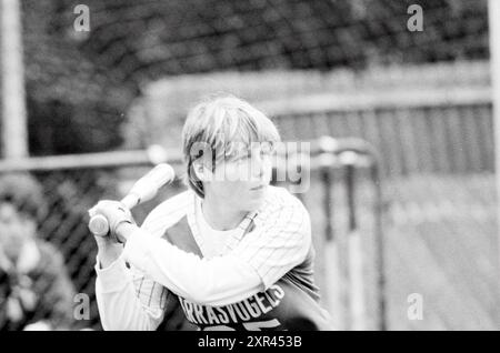 Terrasvogels - HCAW, Softball, 04-09-1982, Whizgle Dutch News: Historische Bilder zugeschnitten auf die Zukunft. Erkunden Sie die Vergangenheit der Niederlande mit modernen Perspektiven durch Bilder von niederländischen Agenturen. Verbinden der Ereignisse von gestern mit den Erkenntnissen von morgen. Begeben Sie sich auf eine zeitlose Reise mit Geschichten, die unsere Zukunft prägen. Stockfoto