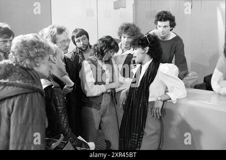 Arrival of Popgroup Stars TV Film Fame at Schiphol, Groups, Music, 28-03-1983, Whizgle Dutch News: Historische Bilder zugeschnitten auf die Zukunft. Erkunden Sie die Vergangenheit der Niederlande mit modernen Perspektiven durch Bilder von niederländischen Agenturen. Verbinden der Ereignisse von gestern mit den Erkenntnissen von morgen. Begeben Sie sich auf eine zeitlose Reise mit Geschichten, die unsere Zukunft prägen. Stockfoto