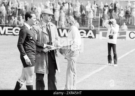 Football HFC Haarlem - NEC, Haarlem, Niederlande, 04-05-1980, Whizgle Dutch News: Historische Bilder für die Zukunft. Erkunden Sie die Vergangenheit der Niederlande mit modernen Perspektiven durch Bilder von niederländischen Agenturen. Verbinden der Ereignisse von gestern mit den Erkenntnissen von morgen. Begeben Sie sich auf eine zeitlose Reise mit Geschichten, die unsere Zukunft prägen. Stockfoto