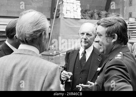 Abschied Bürgermeister Nawijn Juwel. Zandvoort, Bürgermeister, 30-06-1977, Whizgle Dutch News: Historische Bilder zugeschnitten auf die Zukunft. Erkunden Sie die Vergangenheit der Niederlande mit modernen Perspektiven durch Bilder von niederländischen Agenturen. Verbinden der Ereignisse von gestern mit den Erkenntnissen von morgen. Begeben Sie sich auf eine zeitlose Reise mit Geschichten, die unsere Zukunft prägen. Stockfoto