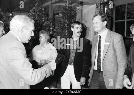 50 Jahre römisch-katholischer Turnverein IJmuiden, Gymnastik IJmuiden, Nederland, 30-10-1982, Whizgle Dutch News: historische Bilder für die Zukunft. Erkunden Sie die Vergangenheit der Niederlande mit modernen Perspektiven durch Bilder von niederländischen Agenturen. Verbinden der Ereignisse von gestern mit den Erkenntnissen von morgen. Begeben Sie sich auf eine zeitlose Reise mit Geschichten, die unsere Zukunft prägen. Stockfoto