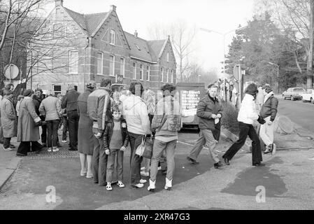 Beach Walk Haarlems Dagblad, Haarlems Dagblad etc. Und IJmuider Courant and Koeri, Walking, 31-07-1980','15-02-1981, Whizgle Dutch News: Historische Bilder zugeschnitten auf die Zukunft. Erkunden Sie die Vergangenheit der Niederlande mit modernen Perspektiven durch Bilder von niederländischen Agenturen. Verbinden der Ereignisse von gestern mit den Erkenntnissen von morgen. Begeben Sie sich auf eine zeitlose Reise mit Geschichten, die unsere Zukunft prägen. Stockfoto