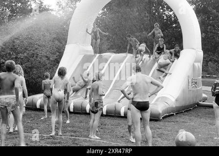 Erholungsteam Sparkasse am Schwimmen 4 Tage Schalkwijk, Nuts, Vereinigte Sparkassen, Haarlem, Niederlande, 30-08-1989, Whizgle Dutch News: Historical Images Tailored for the Future. Erkunden Sie die Vergangenheit der Niederlande mit modernen Perspektiven durch Bilder von niederländischen Agenturen. Verbinden der Ereignisse von gestern mit den Erkenntnissen von morgen. Begeben Sie sich auf eine zeitlose Reise mit Geschichten, die unsere Zukunft prägen. Stockfoto