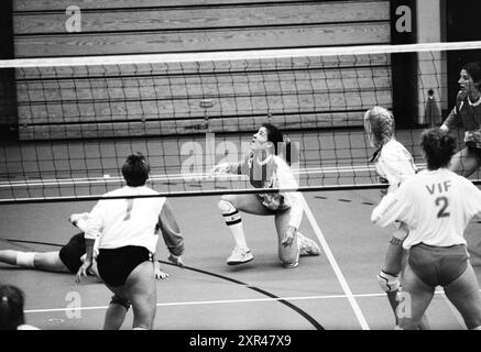 Volley-Ball; OVRA - VIF, 29. 10. 1993, Whizgle Dutch News: Historical Images Tailored for the Future. Erkunden Sie die Vergangenheit der Niederlande mit modernen Perspektiven durch Bilder von niederländischen Agenturen. Verbinden der Ereignisse von gestern mit den Erkenntnissen von morgen. Begeben Sie sich auf eine zeitlose Reise mit Geschichten, die unsere Zukunft prägen. Stockfoto