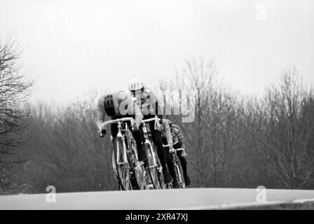 Radfahren Westhoffbos, Spaarnwoude, Spaarnwoude, 21-02-1992, Whizgle Dutch News: Historical Images Tailored for the Future. Erkunden Sie die Vergangenheit der Niederlande mit modernen Perspektiven durch Bilder von niederländischen Agenturen. Verbinden der Ereignisse von gestern mit den Erkenntnissen von morgen. Begeben Sie sich auf eine zeitlose Reise mit Geschichten, die unsere Zukunft prägen. Stockfoto