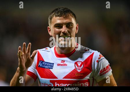 Lewis Dodd von St. Helens winkt den Fans beim Spiel der Betfred Super League Runde 21 St Helens gegen Salford Red Devils im Totally Wicked Stadium, St Helens, Großbritannien, 8. August 2024 (Foto: Craig Thomas/News Images) Stockfoto