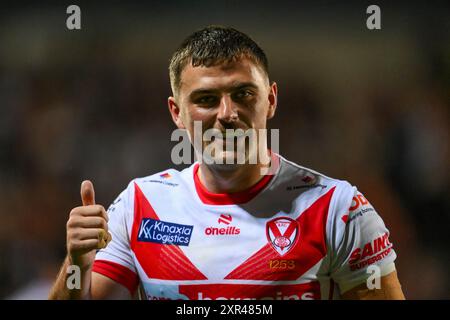 Lewis Dodd von St. Helens winkt den Fans beim Spiel der Betfred Super League Runde 21 St Helens gegen Salford Red Devils im Totally Wicked Stadium, St Helens, Großbritannien, 8. August 2024 (Foto: Craig Thomas/News Images) Stockfoto