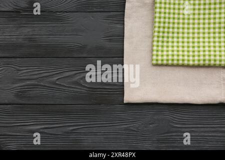 Stoffservietten auf schwarzem hölzernem Hintergrund Stockfoto