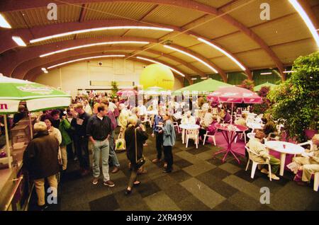Rollstuhltennis in der Sporthalle mit Festlichkeiten in der Lobby, 00-09-1996, Whizgle Dutch News: Historische Bilder zugeschnitten auf die Zukunft. Erkunden Sie die Vergangenheit der Niederlande mit modernen Perspektiven durch Bilder von niederländischen Agenturen. Verbinden der Ereignisse von gestern mit den Erkenntnissen von morgen. Begeben Sie sich auf eine zeitlose Reise mit Geschichten, die unsere Zukunft prägen. Stockfoto