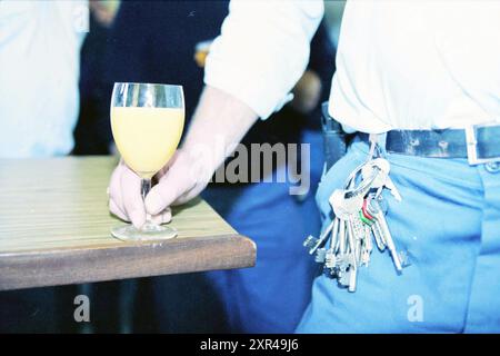 Neujahrsempfang Gefängnis (Angestellter mit großen Schlüsseln auf der Hüfte), Haarlem, Papentorenvest, Niederlande, 02-01-1996, Whizgle Dutch News: historische Bilder für die Zukunft. Erkunden Sie die Vergangenheit der Niederlande mit modernen Perspektiven durch Bilder von niederländischen Agenturen. Verbinden der Ereignisse von gestern mit den Erkenntnissen von morgen. Begeben Sie sich auf eine zeitlose Reise mit Geschichten, die unsere Zukunft prägen. Stockfoto