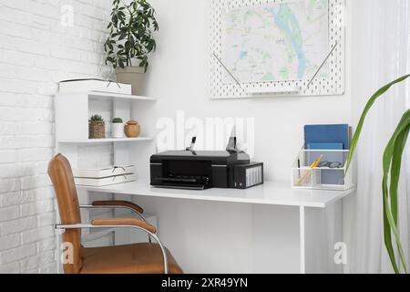 Moderner Drucker am Arbeitsplatz im eleganten Büro Stockfoto