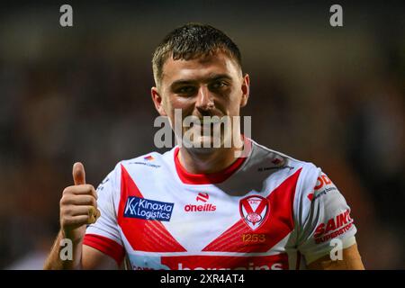 Lewis Dodd von St. Helens winkt den Fans während des Spiels St. Helens gegen Salford Red Devils in der Betfred Super League Runde 21 im Totally Wicked Stadium, St Helens, Vereinigtes Königreich, 8. August 2024 (Foto: Craig Thomas/News Images) in, am 8. August 2024. (Foto: Craig Thomas/News Images/SIPA USA) Credit: SIPA USA/Alamy Live News Stockfoto