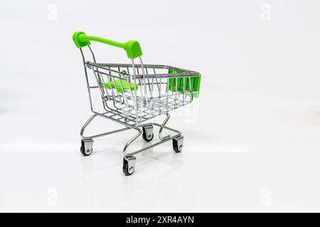 Supermarkt-Trolley, Modell, weißer Hintergrund Stockfoto